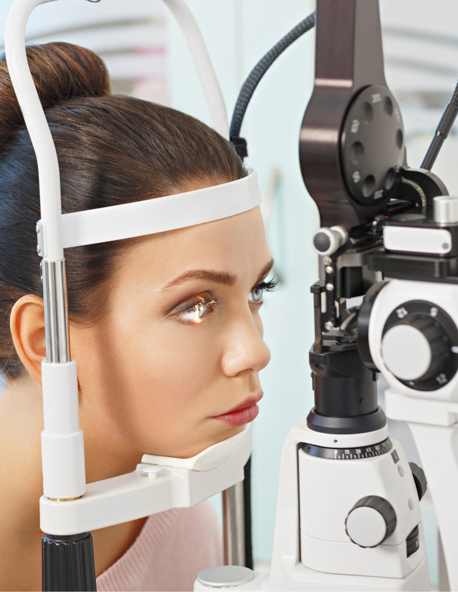 Frau schaut in Spaltlampe.